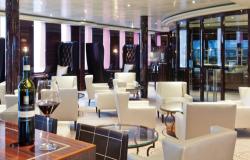 Costa neoRomantica - Costa Cruises - nalitá sklenice červeného vína a bílý luxusní interiér baru