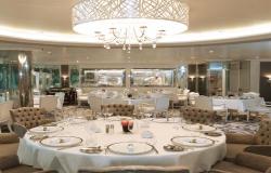 Costa neoRomantica - Costa Cruises - restaurace na lodi a velký bílý jídelní stůl