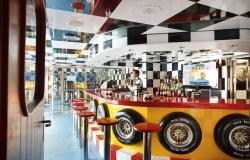 Costa Pacifica - Costa Cruises - bar s černobílými stropními dlaždicemi