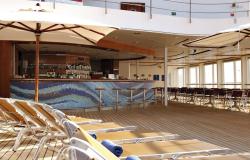 Costa Victoria - Costa Cruises - bar u bazénu na hlavní palubě lodi