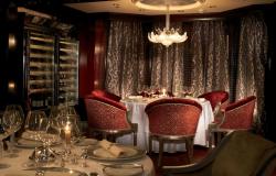 Celebrity Century - Celebrity Cruises - detail prostřeného stolu v romantickém duchu