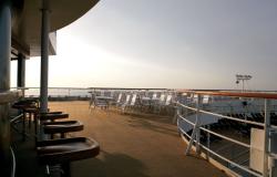 Celebrity Century - Celebrity Cruises - bar a stoly na hlavní palubě