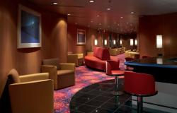 Celebrity Century - Celebrity Cruises - designový bar a červené barové židle