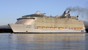 Luxusní paluby lodi Oasis of the Seas skrývají i bruslařský okruh